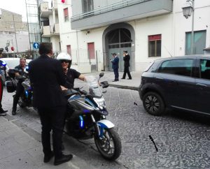 carabinieri e polizia presidiano la palazzina di Luigi Di Maio a Pomigliano