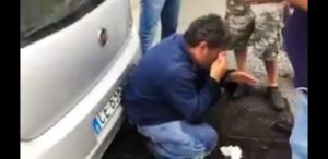 Mimmo Mignano mentre tenta di togliersi la benzina dagli occhi
