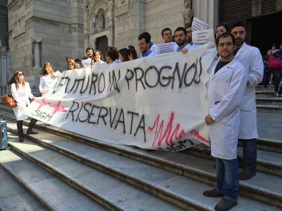 Bando accesso scuole di specializzazione: i giovani medici chiedono il miracolo a San Gennaro