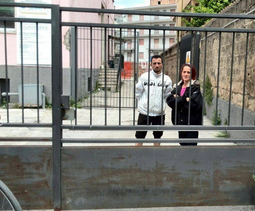 Pomigliano, il proprietario toglie l’acqua a una famiglia: occupata la scuola elementare