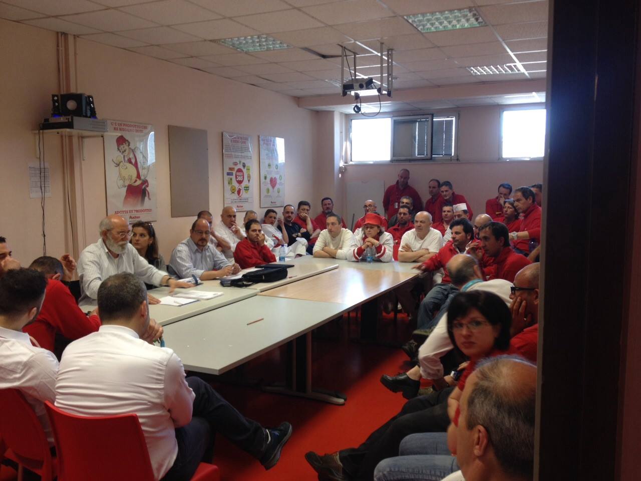 Auchan, assemblee anti licenziamenti: a Mugnano è partecipazione record