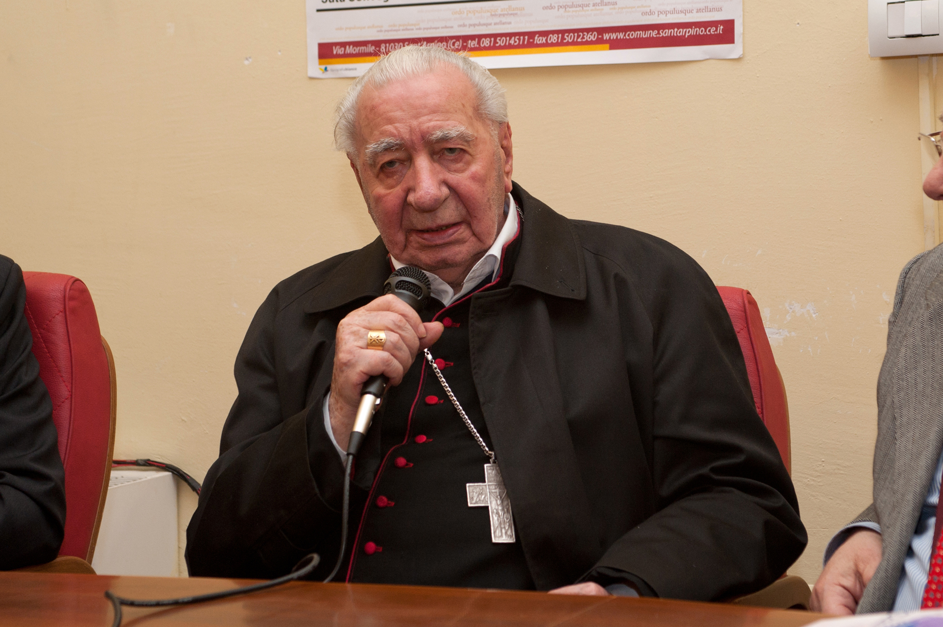 Acerra riconosce la cittadinanza onoraria a don Riboldi: dopo 37 anni