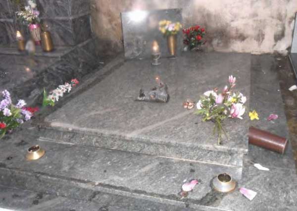 Sant’Anastasia, profanate 200 tombe al cimitero. Il sindaco: «Videosorveglianza a carico della ditta».