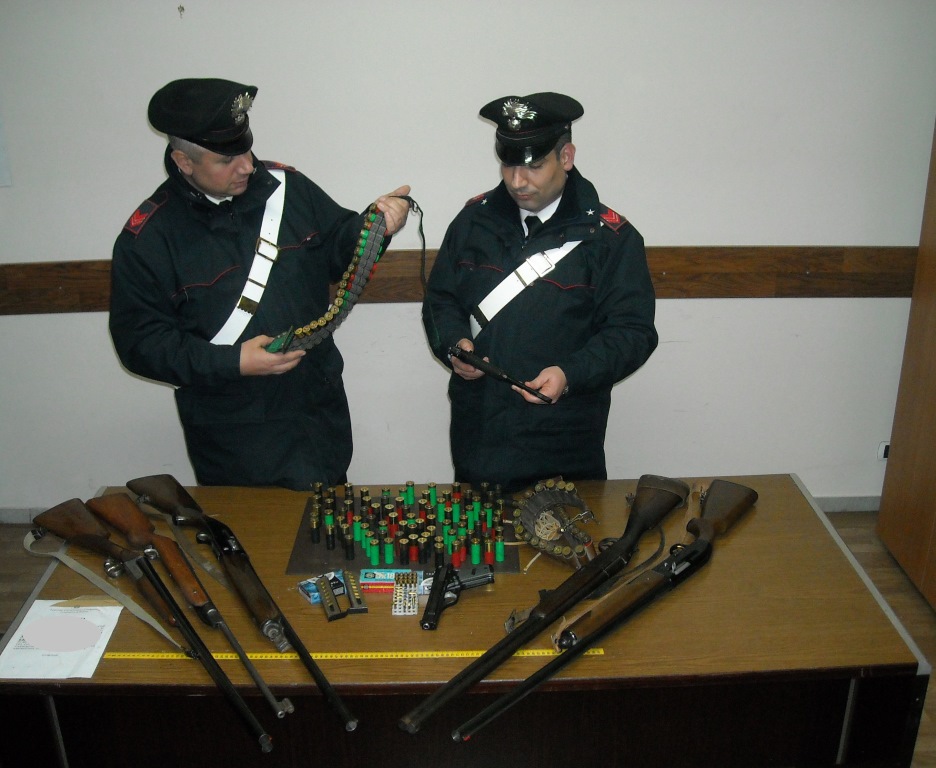 Napoli: ispezioni e verifiche dei carabinieri sui detentori di armi