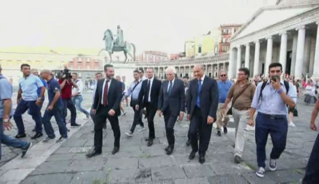 I napoletani accolgono il Presidente Mattarella