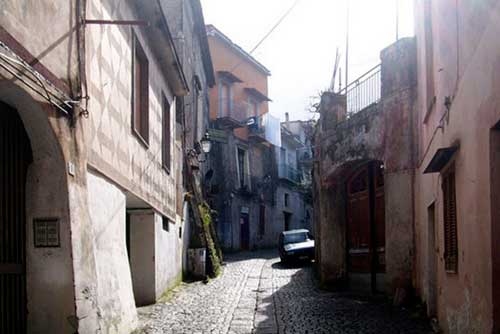 Somma Vesuviana. Difficoltà di parcheggio sul borgo antico? Un residente mette paletti autonomamente