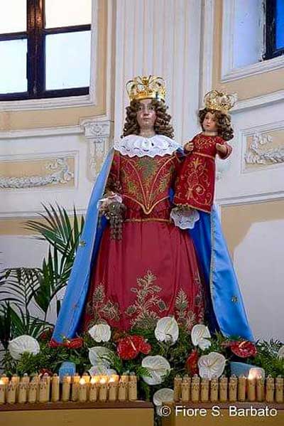 A Somma, il coro delle donne durante la processione della Madonna della Neve: un rito “aperto”.