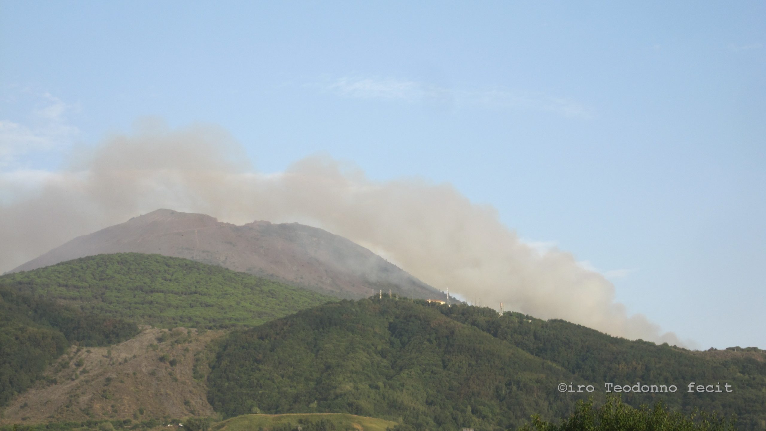 Il Vesuvio ancora una volta in fiamme