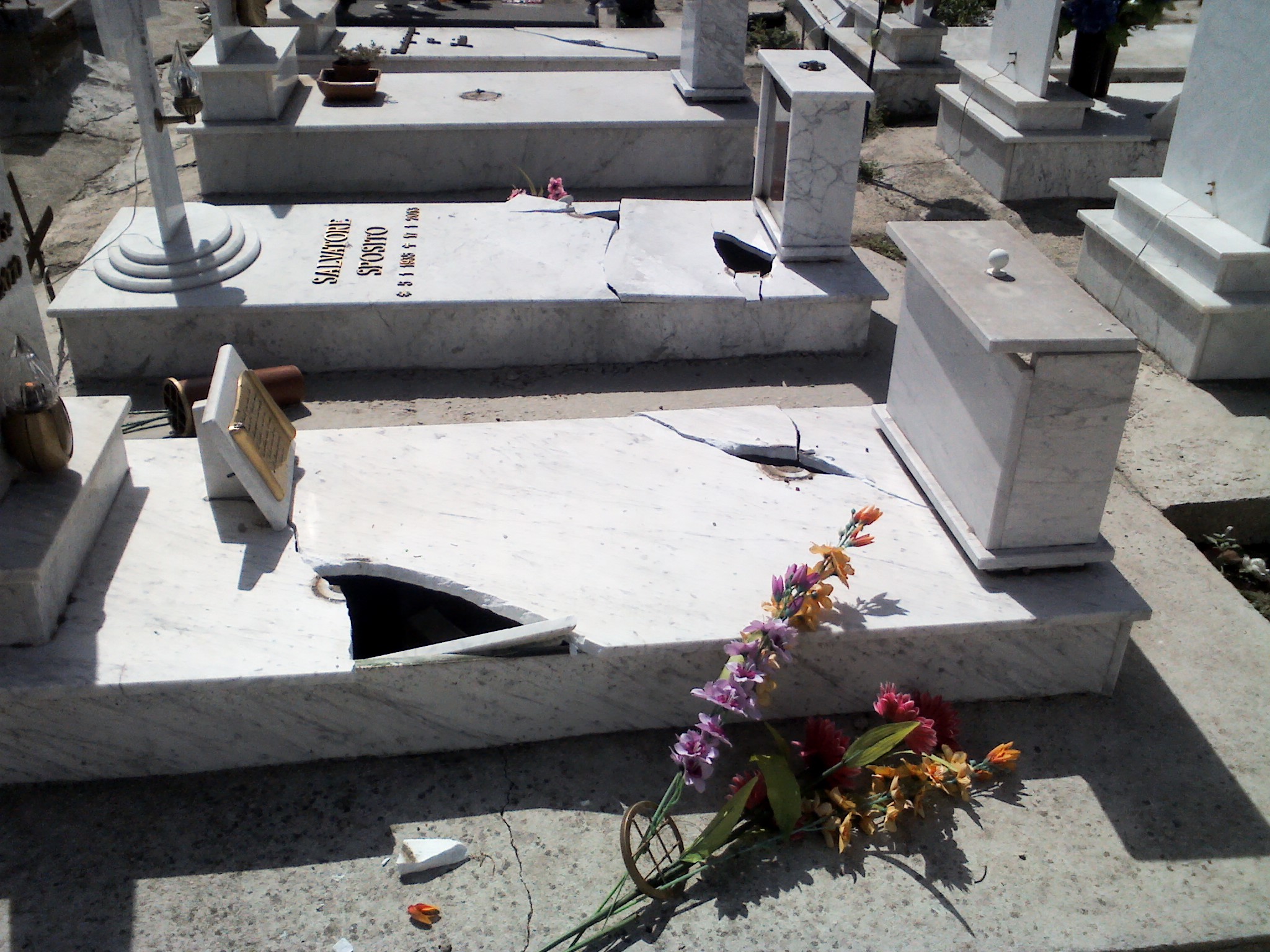 Il reportage: la devastazione del cimitero di Pomigliano