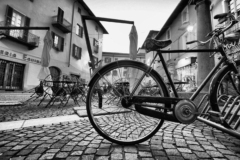 Pomigliano, ladri di biciclette filmati dalle telecamere. Bike sharing ancora sospeso.