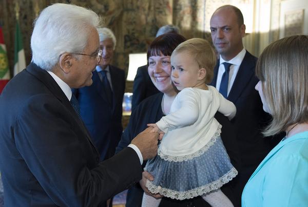 Mattarella consegna la medaglia d’oro alla famiglia dell’immigrato eroe: “Baderemo al vostro futuro”.