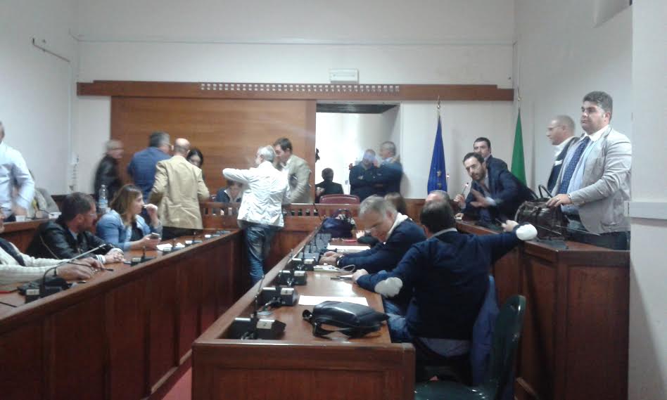 Somma Vesuviana, mentre il sindaco è a Bruxelles la città è divisa, avvelenata dallo scontro politico.