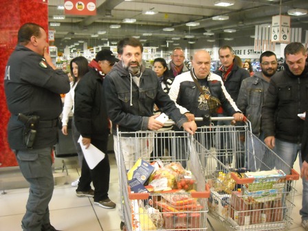 Ipercoop, senza salario da anni: prendono il cibo senza pagarlo. Bloccati dalla polizia