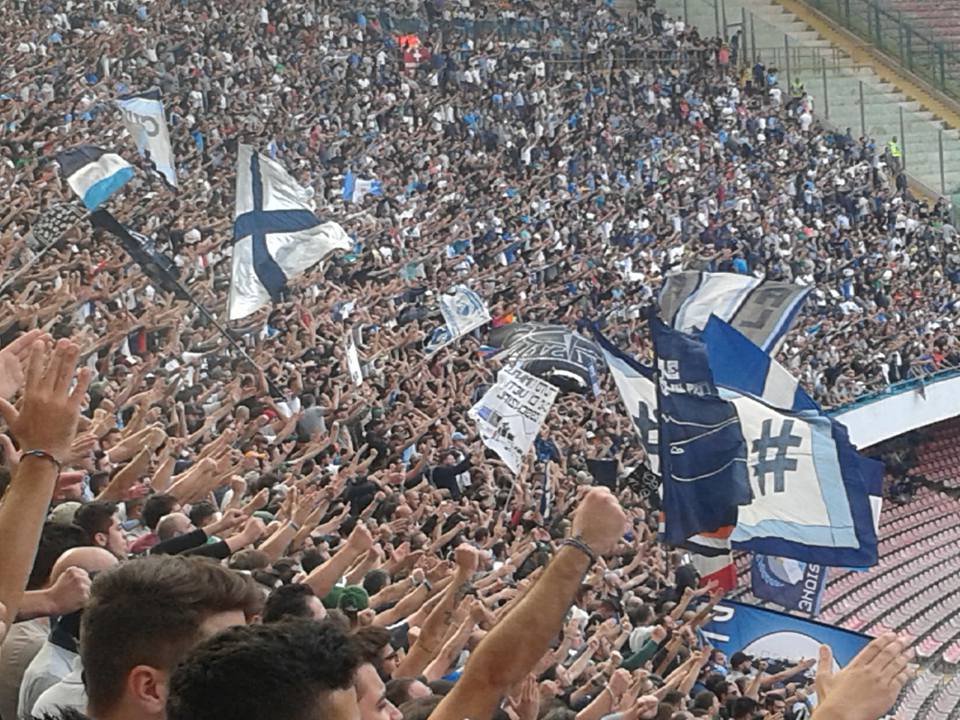 Tifosi del Napoli in curva A, fotografati da Paolo Trapani