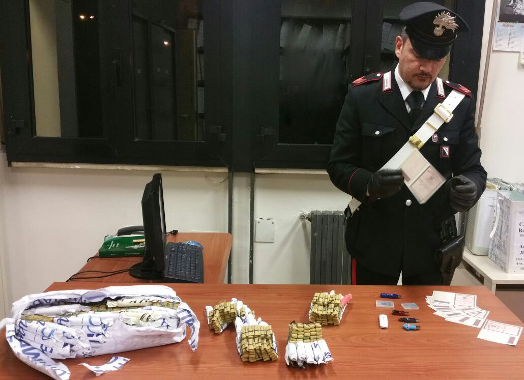 Pomigliano d’Arco: sorpreso in casa in casa con botti illegali e materiale per la falsificazione di documenti d’identità