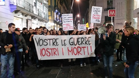 Napoli, studenti in piazza dopo gli attentati di Parigi