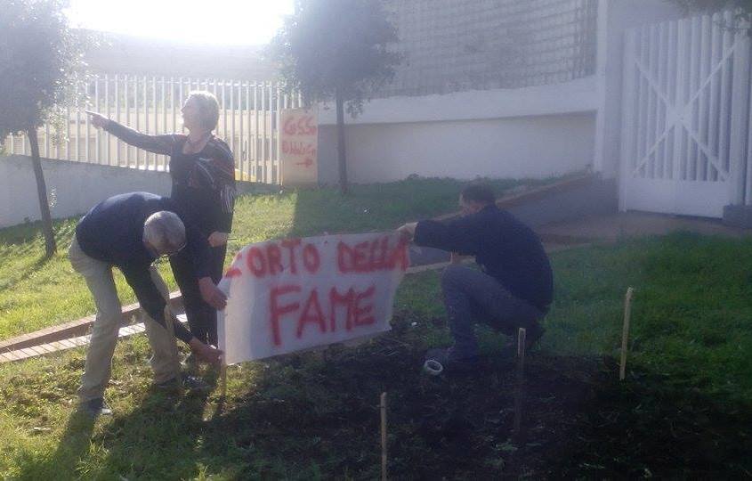 Senza salario creano “l’orto della fame”, nell’aiuola del municipio: “Non abbiamo più nulla: mangeremo da qui”