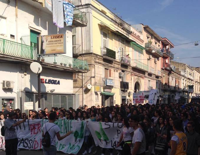 Acerra, corteo degli studenti: “Restituiteci il parco giochi distrutto”. Cori contro l’inceneritore
