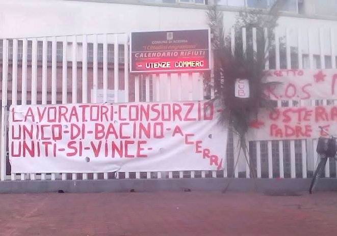 Lavoratori Cub: oggi la graduatoria. Ma loro espongono una ghirlanda funebre