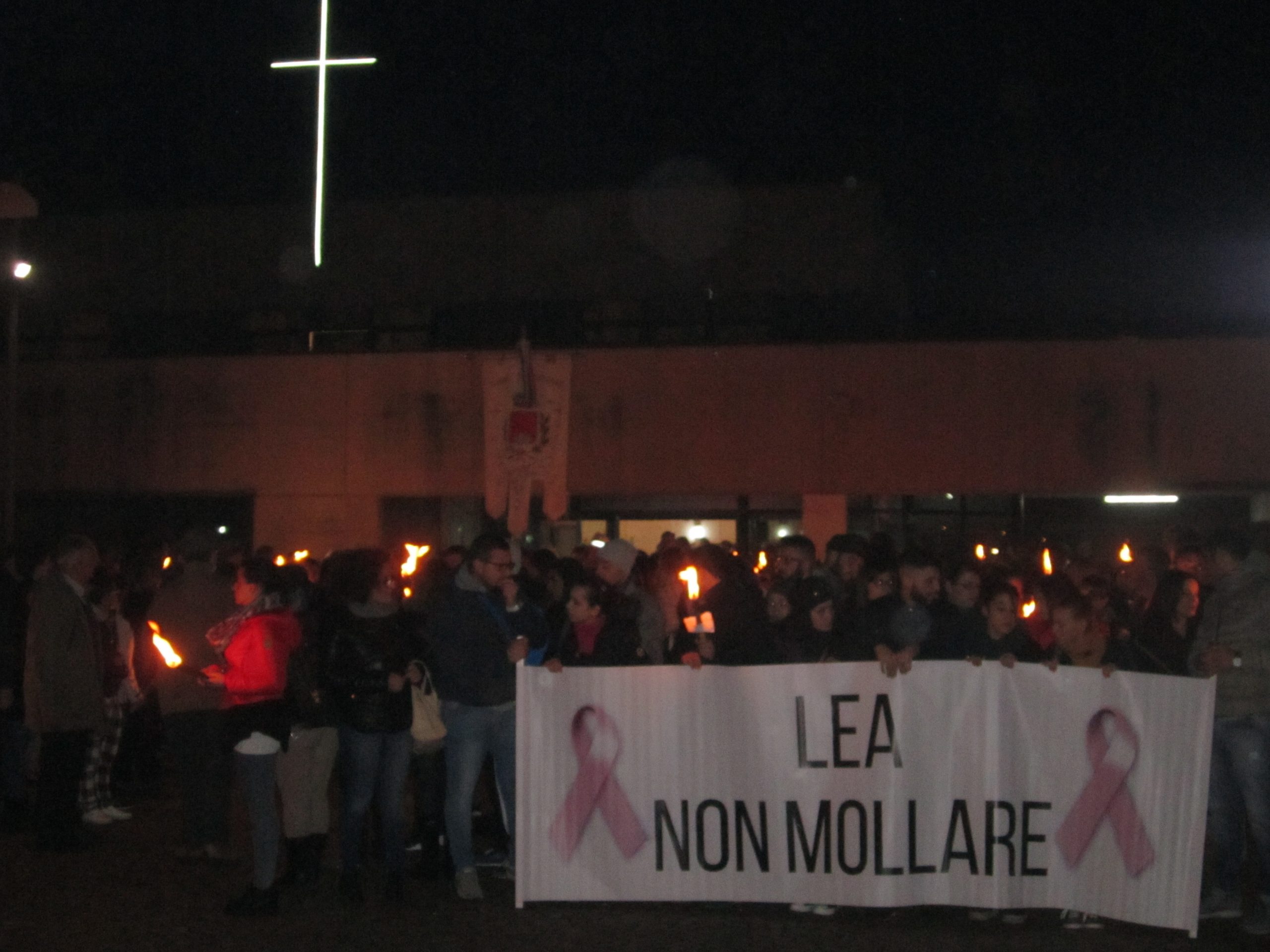 Brusciano: più di mille persone hanno partecipato alla fiaccolata di preghiera per Leandra