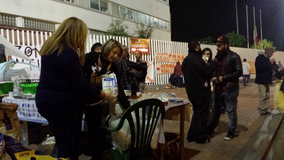I commercianti donano cibo ai disoccupati: braciata davanti al municipio