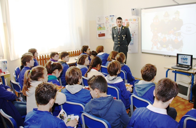 Pomigliano, iniziativa dell’antiracket: la Gdf illustra agli alunni la lotta all’evasione e alla contraffazione