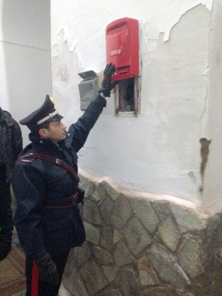 Torre Annunziata: arsenale nascosto dietro cassetta postale, sequestrate armi e munizioni