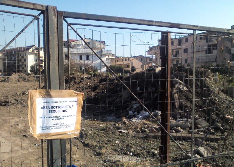 Terra dei Fuochi, la “sorpresa” di Natale: discarica nascosta tra i palazzi