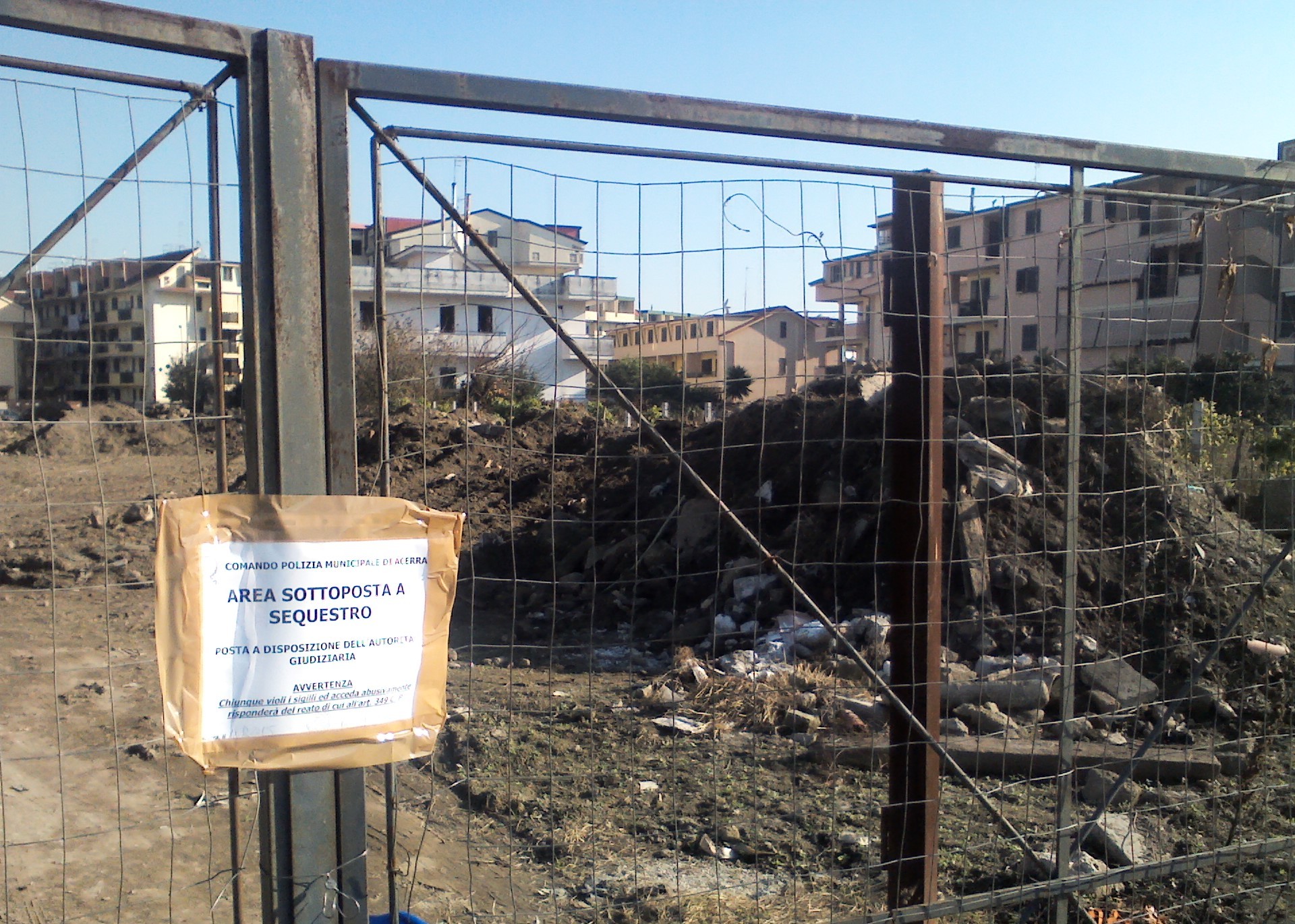 Terra dei Fuochi, la “sorpresa” di Natale: discarica nascosta tra i palazzi