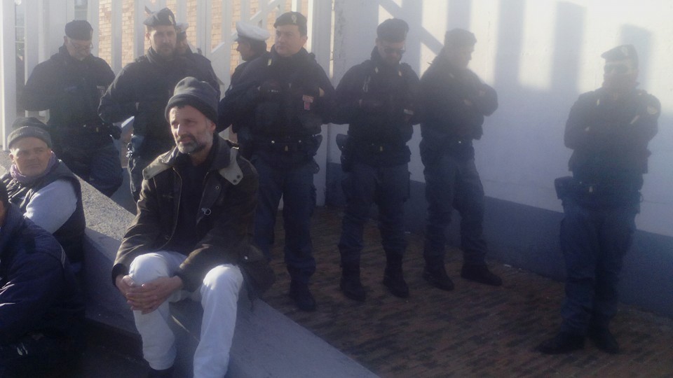 Acerra, blitz della polizia: il sindaco fa smantellare l’accampamento dei senza salario in sciopero della fame