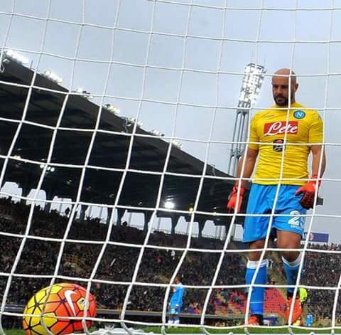 Reina raccoglie il pallone dalla rete - fonte foto: internet