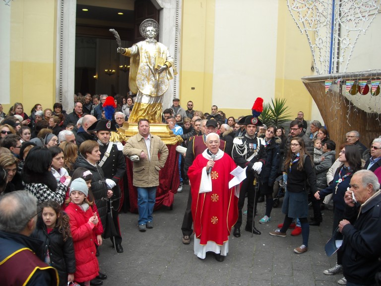 La processione non va alla Fiat. Ma accanto a don Peppino si radunano migliaia di fedeli