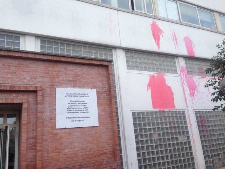 Vernice rossa sul comune di Acerra e sull’antico castello: “No inceneritore: stop biocidio”.