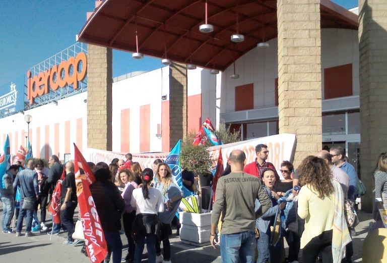 Coop lascia Quarto ed Afragola e le commesse scrivono: “Noi ottimiste? E’ una bugia! Ci hanno deluso”. I loro messaggi