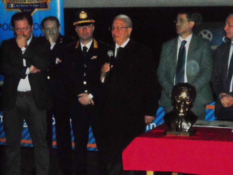 Stati generali della polizia locale: in lacrime il papà del giudice Bisceglia. Ha ricevuto in dono un busto del figlio