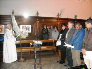 Un momento della preghiera interreligiosa nel coro della chiesa di San Felice