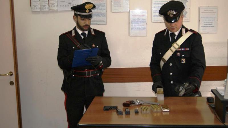 Casalnuovo, minaccia con pistola: ” Non pignorare la casa di mio fratello “. Denunciato dai carabinieri