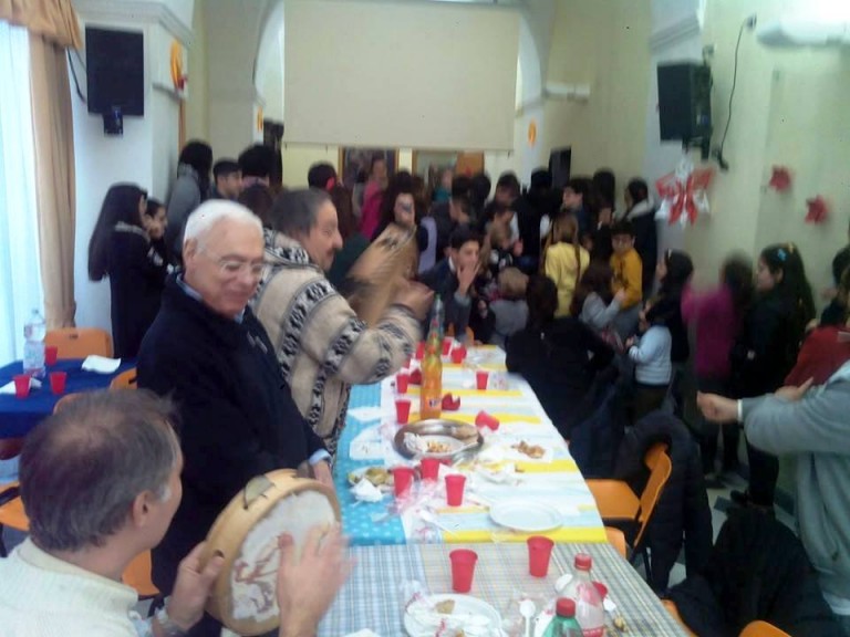 A Pomigliano la Befana “alternativa” per i bimbi poveri: a tavola con don Peppino e Marcello Colasurdo