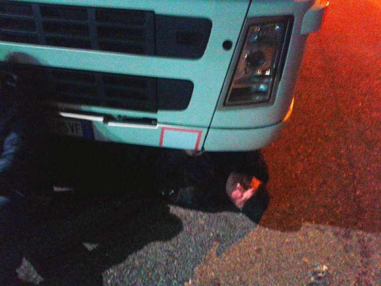 Inceneritore: i Cub bloccano i tir di rifiuti con la tattica “kamikaze”. Uno di loro sulla ciminiera dell’impianto