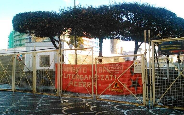 Disoccupati di Acerra in azione: occupato il cantiere comunale di restyling del centro storico