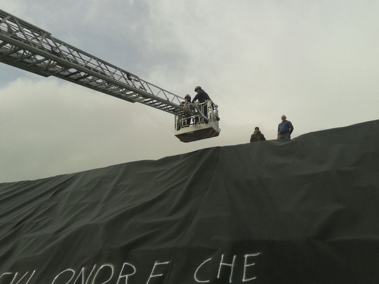 L’urlo disperato degli operai “Cub”: da ieri barricati sulla collina di ecoballe, con una latta di benzina