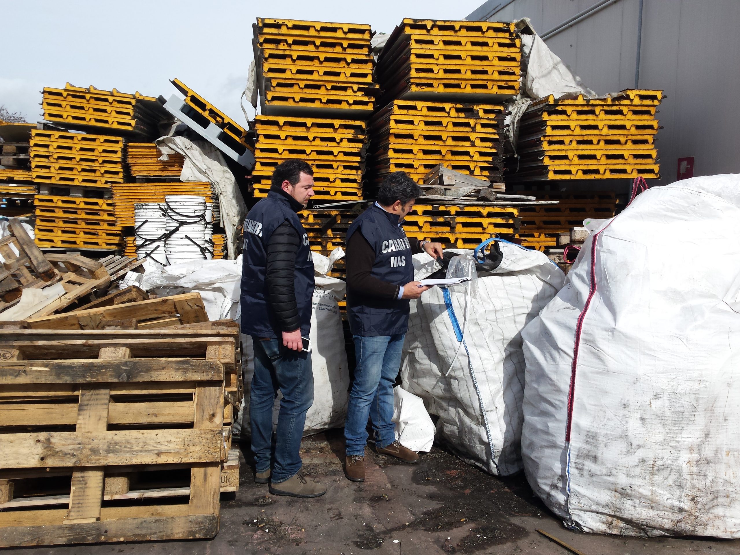 Terzigno, parassiti nel cibo: i Nas sequestrano 12 tonnellate di merce nella Soleo (il dissequestro della merce è avvenuto poi il 15 marzo 2016)