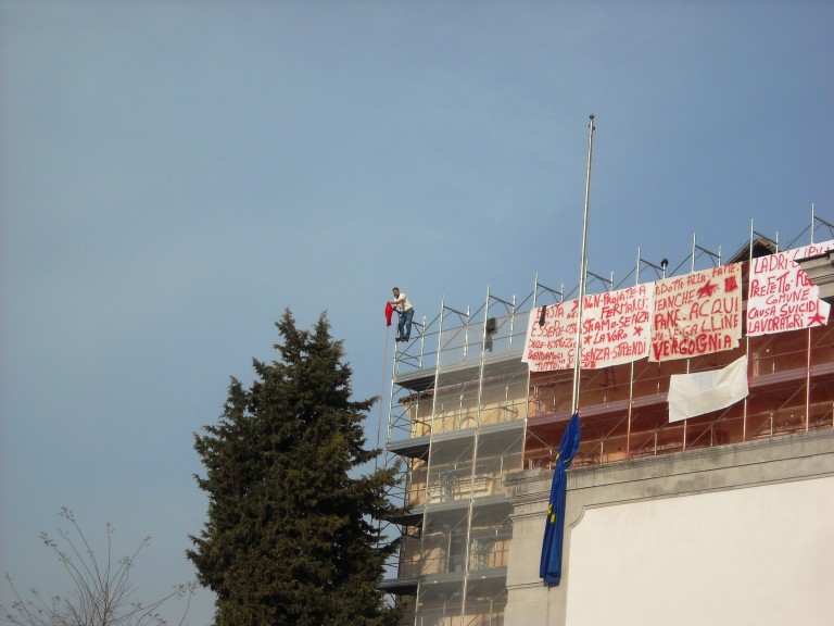 Acerra, la disperazione di Giovanni: bombe carta e tegole lanciate dal tetto del Castello