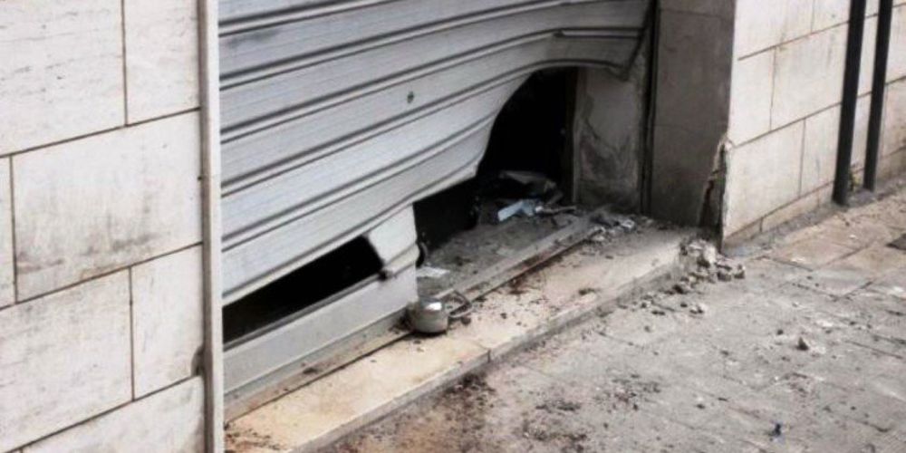 Acerra, ennesimo attentato in centro: esplode ordigno davanti a un negozio