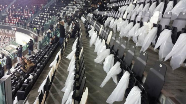 I drappi di plastica dello Juventus Stadium (fonte foto: rete internet)