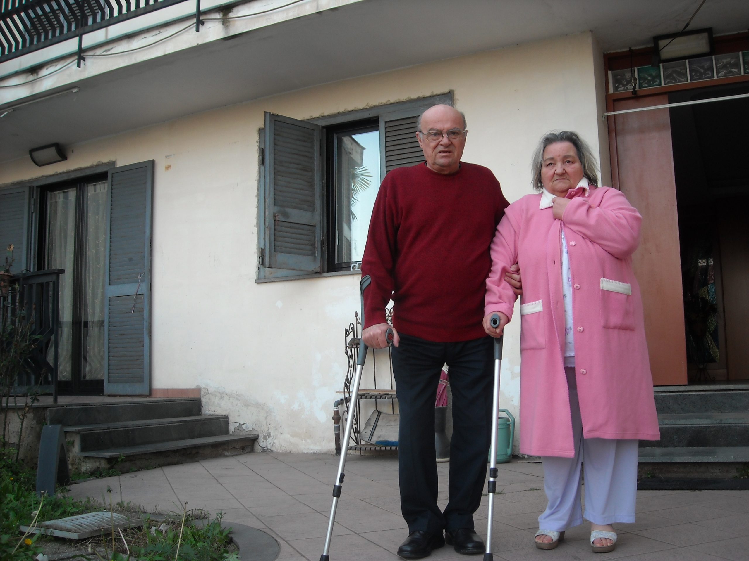 Casalnuovo, l’ufficiale giudiziario tenta di sfrattare due anziani disabili: hanno perso la casa all’asta