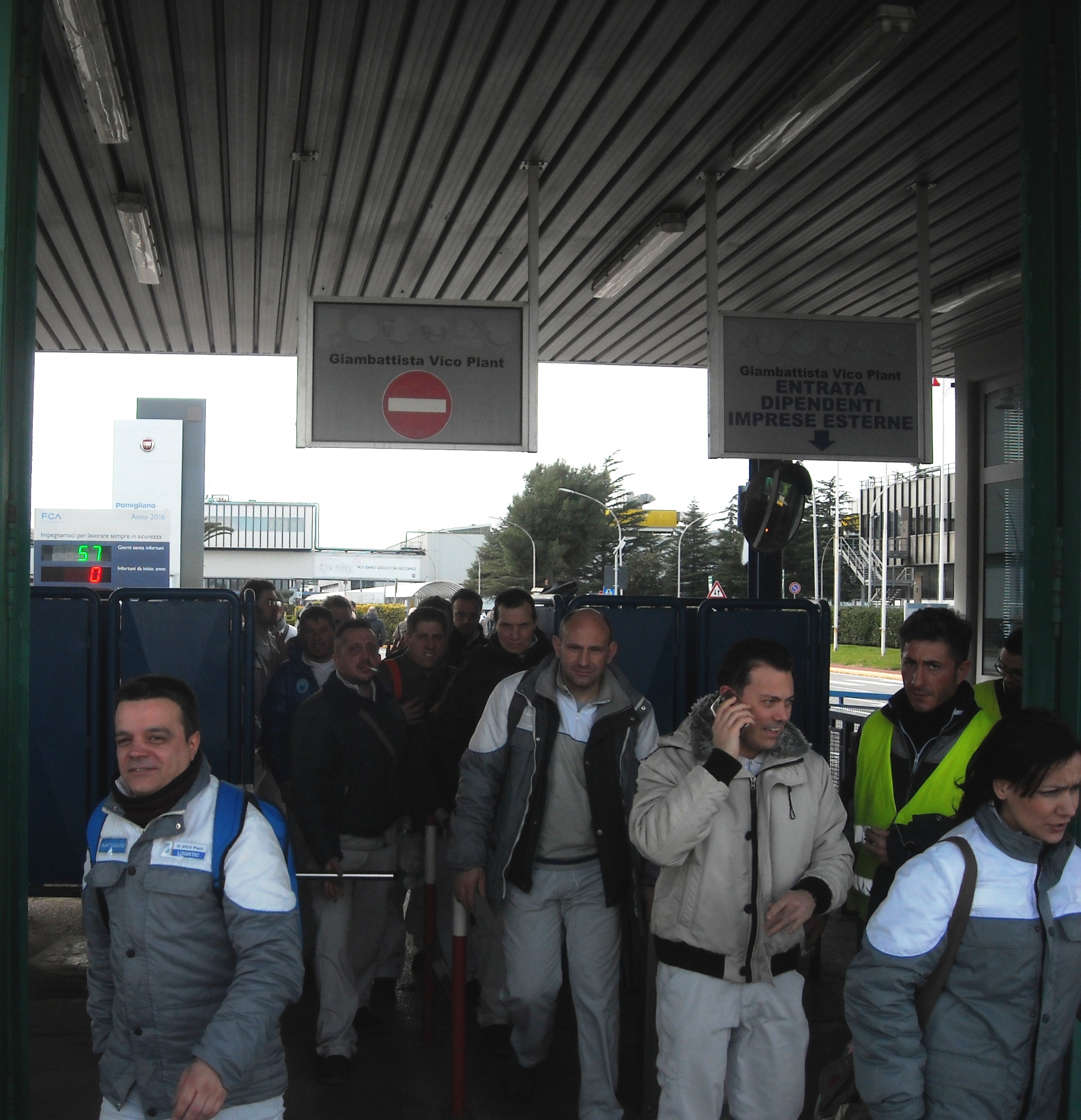 Straordinari in Fiat, gli operai: “Renzi ci riempie di tasse. Ma lui non lavora in catena di montaggio”