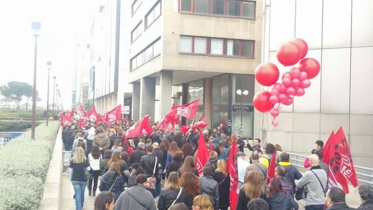 Almaviva: centinaia di lavoratori stamane al corteo Cgil. Ma c’è spaccatura nei sindacati