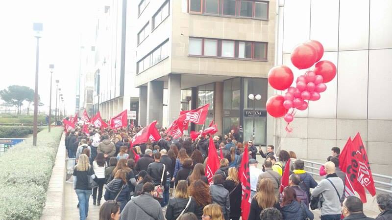 Almaviva: centinaia di lavoratori stamane al corteo Cgil. Ma c’è spaccatura nei sindacati