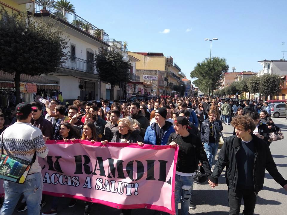 Terra dei Fuochi, corteo a Casalnuovo per la chiusura della RamOil: una battaglia che dura da 25 anni